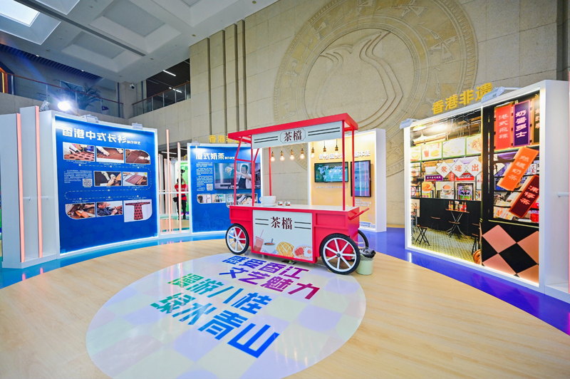 香港非遺展區內設置了一個港式 “茶檔”以及港式茶餐廳背景，讓公眾歡聚 “打卡”。