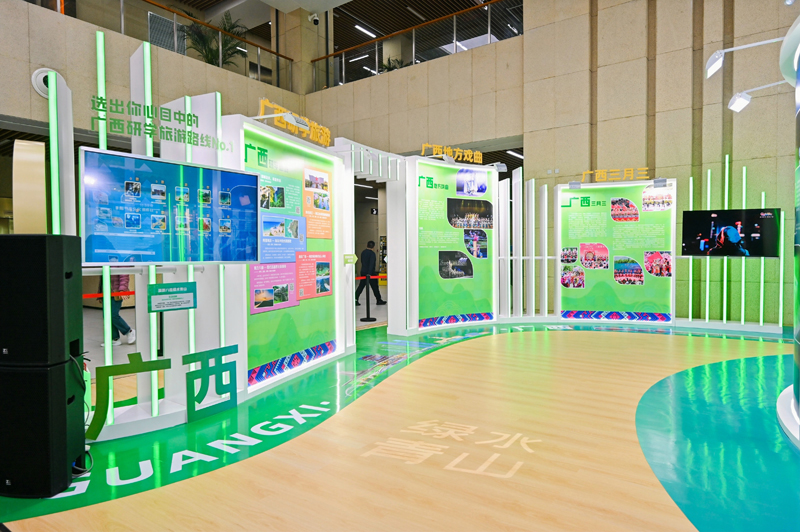 香港文藝地標展區以及廣西民族文化、精品戲曲和研學旅遊展區除了內容豐富的展板，更以視頻方式推廣香港和廣西旅遊。兩區更分別設置互動觸屏，讓公眾向最喜愛的香港文藝地標和廣西旅遊路線投票_2