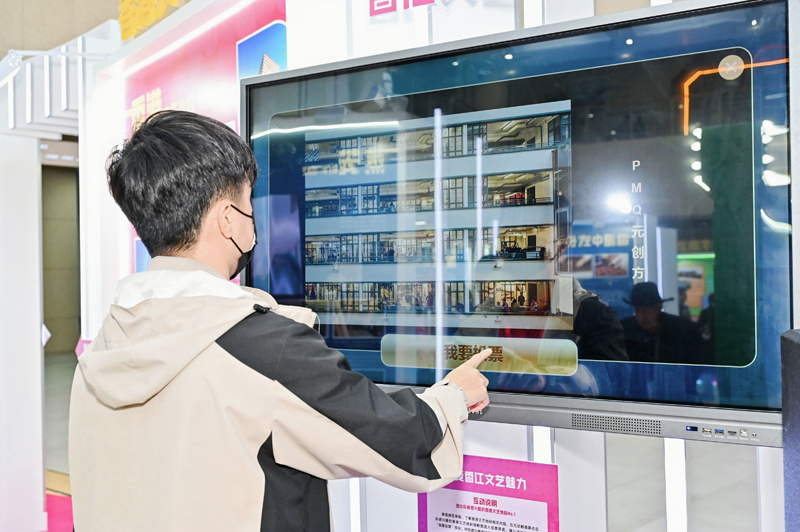 香港文藝地標展區以及廣西民族文化、精品戲曲和研學旅遊展區除了內容豐富的展板，更以視頻方式推廣香港和廣西旅遊。兩區更分別設置互動觸屏，讓公眾向最喜愛的香港文藝地標和廣西旅遊路線投票_3