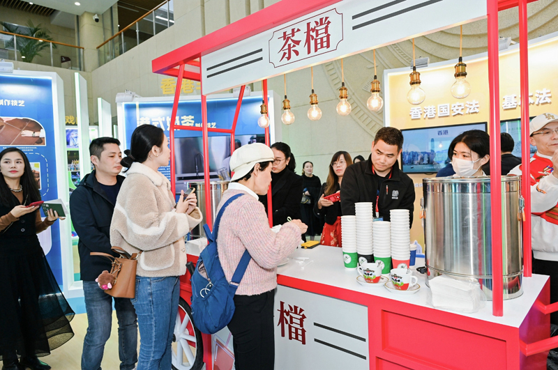 開幕禮現場派發港式奶茶，讓嘉賓視覺、味覺一同沉浸於這場跨越桂港兩地的魅力之旅。