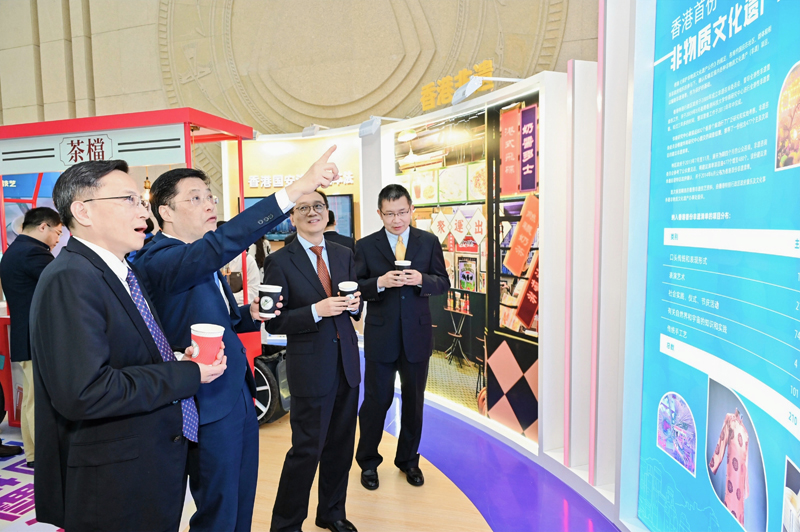 駐廣西聯絡處主任王卓然向主禮嘉賓介紹展覽內容_1