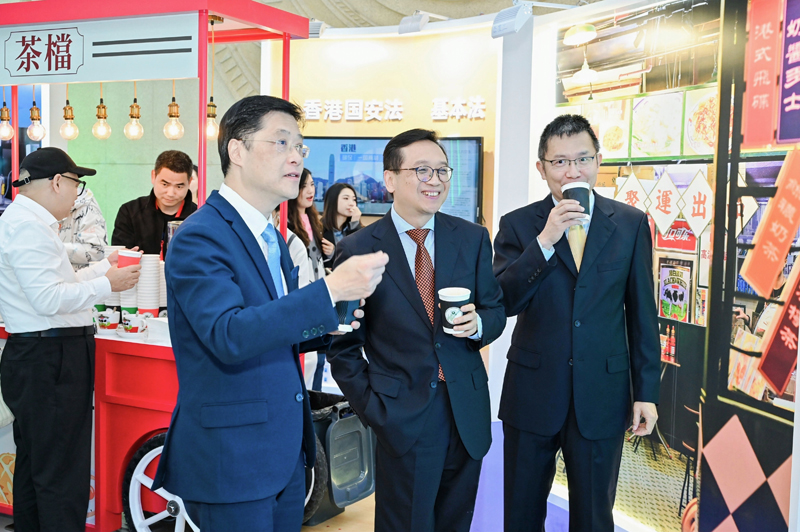 駐廣西聯絡處主任王卓然向主禮嘉賓介紹展覽內容_2