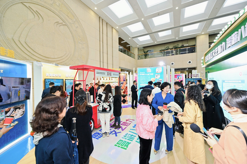 現場氣氛熱鬧，出席嘉賓及桂港朋友均全情投入。除了旅遊推廣，展覽亦成功加強了桂港兩地的交流_2