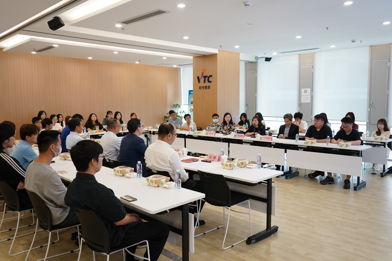 解答學生們關於創業就業方面的問題