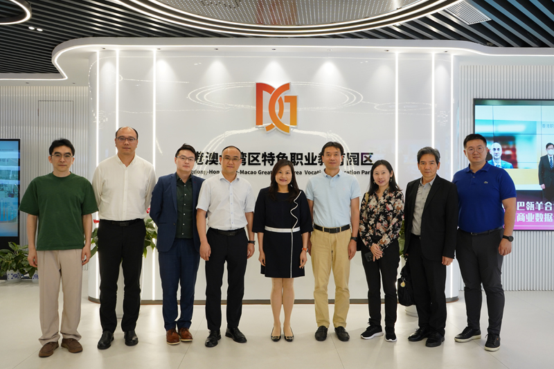 黎瑞琼主任（中）與深圳職業技術大學港澳台辦主任王冰峰（左四）、機電學院副院長李志斌（右四）、學校創業基地負責人及VTC代表合影