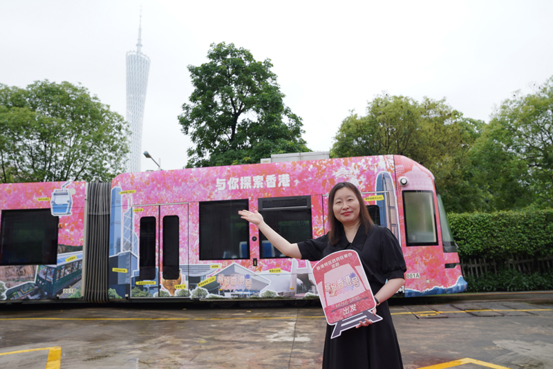 駐粵辦主任蘇惠思見證「繽紛香港號」由車廠出發。