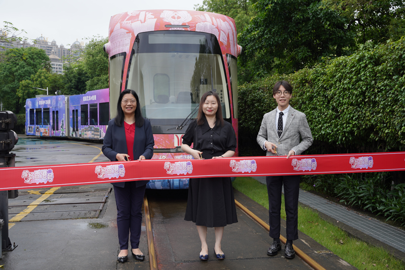 駐粵辦主任蘇惠思（中）、副主任白梅霞（左）、公共關係總監梁俊鵬（右）爲『繽紛香港號』列車主持啓航。
