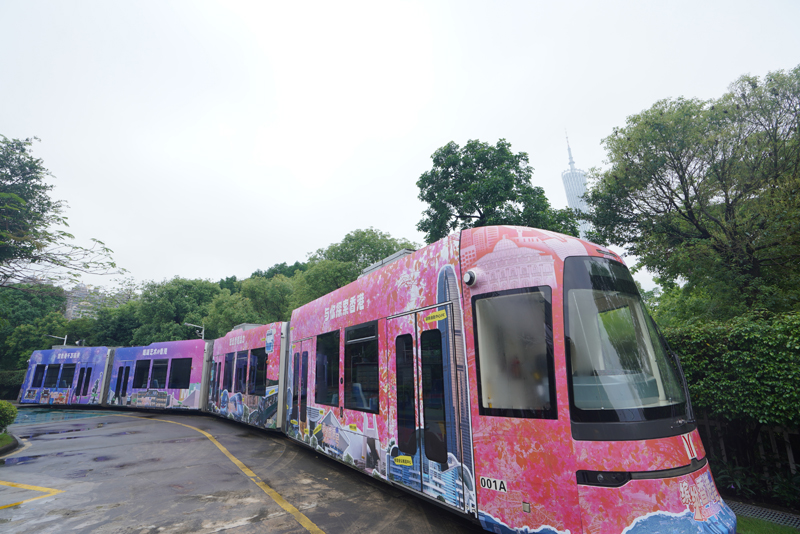 「繽紛香港號」車身以紅色漸變至深藍爲主，配上香港著名地標、交通工具等，充滿香港的味道_1
