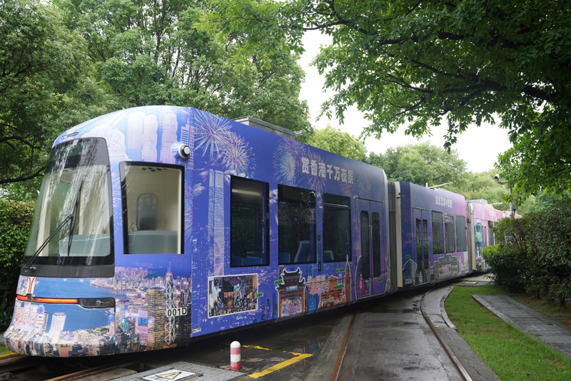 「繽紛香港號」車身以紅色漸變至深藍爲主，配上香港著名地標、交通工具等，充滿香港的味道_2