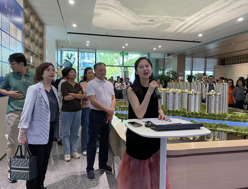 苏紫贤副主任（左二）听取投资项目介绍