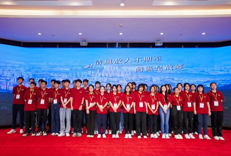 交流团的香港中学生在晚会的最后集体演唱《湾区是故乡》,藉以表达桂港两地一家亲的深厚情谊。广西的同学则在台下用壮族传统山歌对唱回应,展现对香港朋友的友好与热情。交流晚会气氛热烈,成功增进桂港两地青少年的友谊。 交流团的香港中学生在晚会的最后集体演唱《湾区是故乡》,藉以表达桂港两地一家亲的深厚情谊。广西的同学则在台下用壮族传统山歌对唱回应,展现对香港朋友的友好与热情。交流晚会气氛热烈,成功增进桂港两地青少年的友谊。