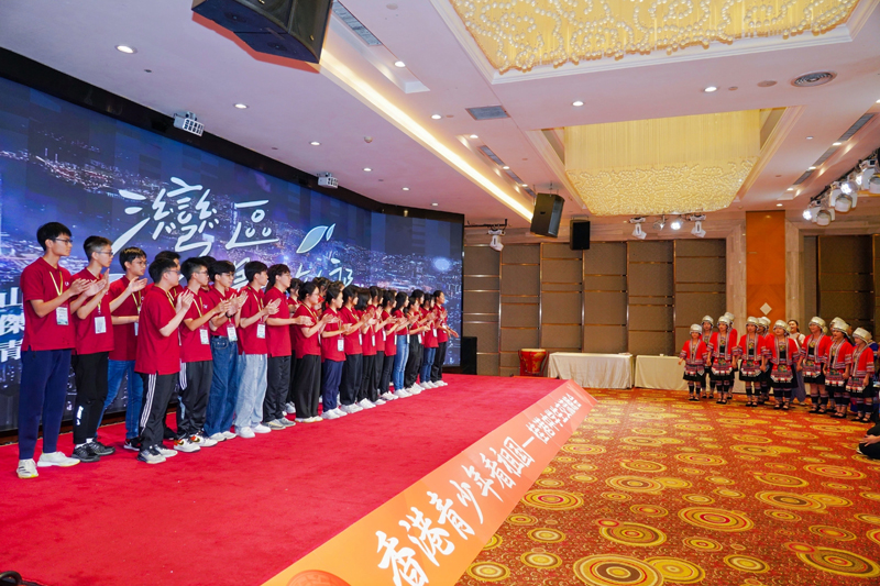 交流团的香港中学生在晚会的最后集体演唱《湾区是故乡》，藉以表达桂港两地一家亲的深厚情谊。广西的同学则在台下用壮族传统山歌对唱回应，展现对香港朋友的友好与热情。交流晚会气氛热烈，成功增进桂港两地青少年的友谊。_1