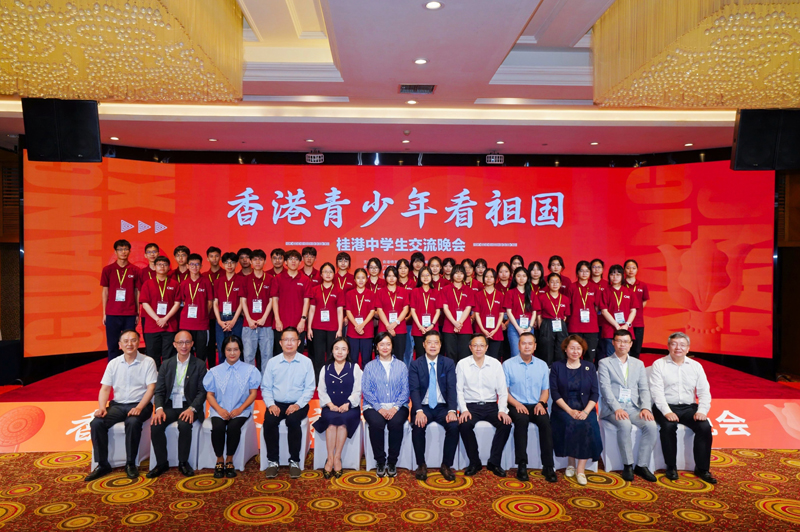 出席交流晚会的主要嘉宾与广西南宁市姐妹学校交流团的香港中学生合影。王卓然（右六），广西海外联谊会副会长、自治区党委统战部部务委员覃定坚（右五），共青团广西区委副书记、广西青联副主席左向蕾（左五），香港广西社团总会会长文颖怡（左六），自治区政协港澳台侨和外事委员会专职副主任黄涛（右四），自治区教育厅对外交流处一级调研员吕青（右三），南宁市外事办公室副主任、南宁市港澳办公室主任覃剑（左四）。