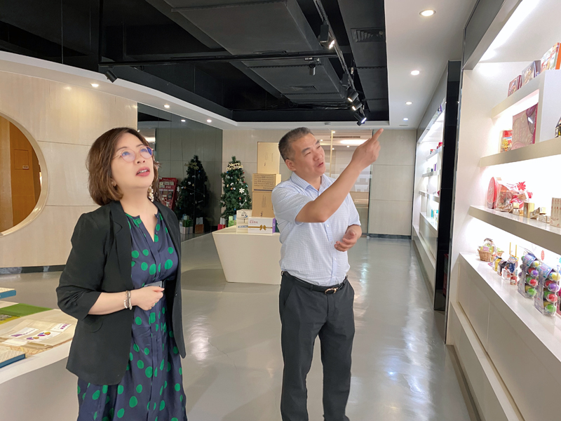 企業負責人鄧建良總經理（右）向蘇紫賢（左）介紹其貨運代理業務