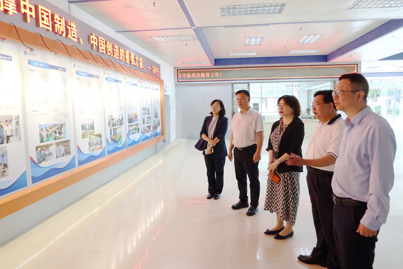 茂名技師學院院長寧駿（右二）向蘇紫賢（中）及茂名市委台港澳辦主任鄧向明（左二）介紹學院發展歷程