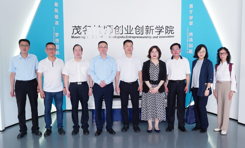 蘇紫賢(右四)與寧駿（右三）、鄧向明（左五）、茂名市外商投資企業協會執行會長吳東燦 （左二）及其他代表合照