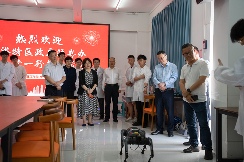 廣東石油化工學院負責人及學生代表向蘇紫賢（左七）及鄧向明（左三）介紹人工智能及機器人課程