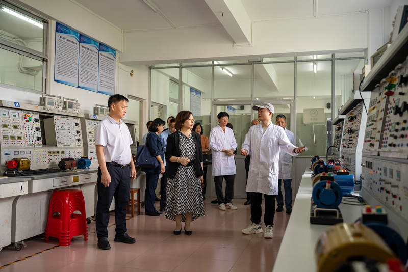 學生代表向蘇紫賢(左二)與鄧向明（左一）展示教學實驗室