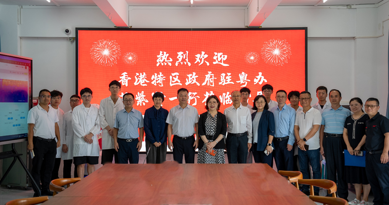 蘇紫賢（左九）與鄧向明（左八）、吳東燦（右五）、廣東石油化工學院對外交流合作部部長鄭宏偉（左十）等學院領導、學生及其他代表合照