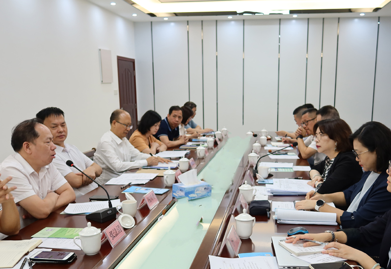 在座談會上，蘇紫賢（右二）與鄧向明（左二）、茂名市人力資源和社會保障局副局長楊國勇（左一）、茂名市商務局二級調研員陳小清（左四）、茂名市教育局四級調研員宋一帆（左五）、各院校及茂名市外商投資企業協會代表交流