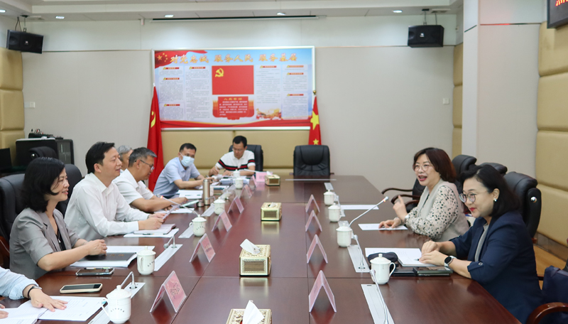 蘇紫賢（右二）與茂名市商務局局長毛勝鵬（左二）、副局長陳一標（左三）、二級調研員陳小清（左一）等座談