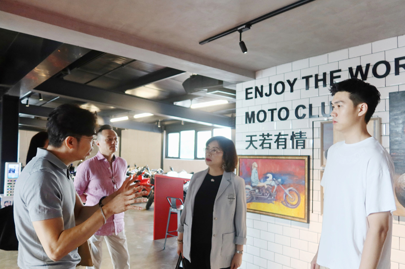 蘇紫賢(右二)訪問機車俱樂部 蘇紫賢(右二)訪問機車俱樂部