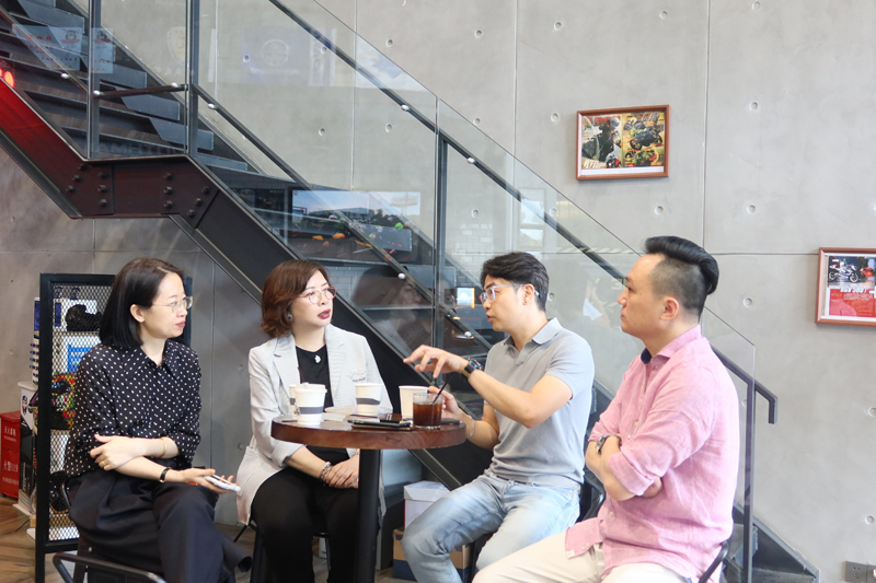 蘇紫賢（右二）訪問機車俱樂部2