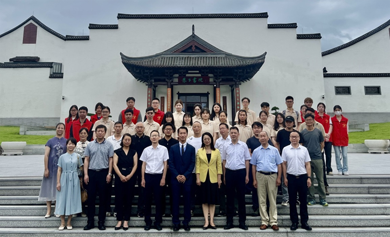 駐福建聯絡處主任鄭震生(中)與出席嘉賓包括福建省港澳事務辦公室副主任黃劭蓉(右4)、南平市港澳事務辦公室副主任吳建華(左4)、武夷學院副校長鄭細鳴(右3)等和參與實習計劃的香港學生們大合照