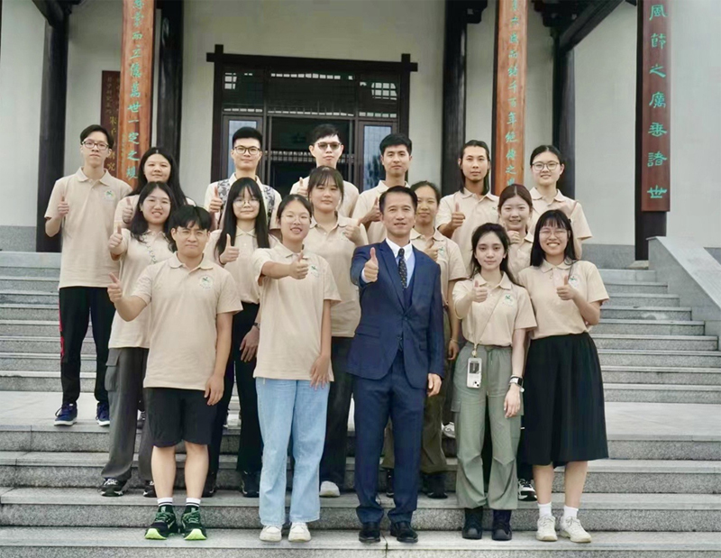 駐福建聯絡處主任鄭震生(中)和16位來自香港大專院校的學生大合照