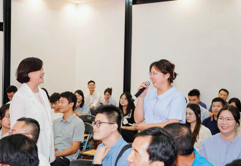 出席的学生青年积极参与讲座及交流环节。 出席的学生青年积极参与讲座及交流环节。