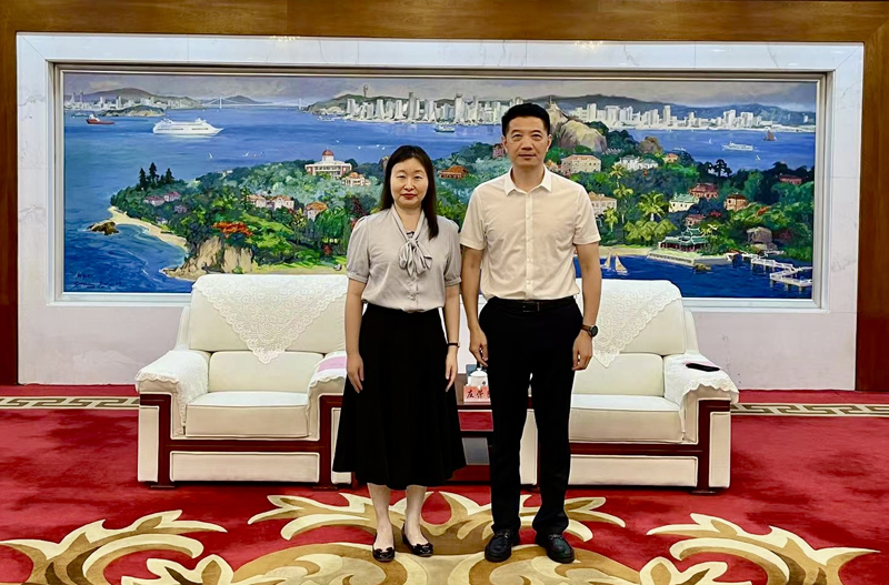 蘇惠思(左)與廈門市副市長庄榮良(右)合照