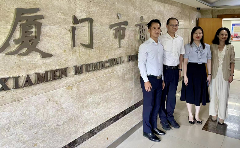 蘇惠思(右2)、駐福建聯絡處主任鄭震生(左1)與廈門市商務局局長陳顥穎(左2)、廈門市商務局副局長林珍雅(右1)合照