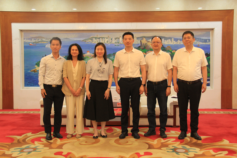 蘇惠思(左3)、駐福建聯絡處主任鄭震生(左1)與廈門市副市長庄榮良(右3) 、廈門市政府副秘書長練更生(右2)、廈門市委外事辦公室黨組書記、主任兼廈門市人民政府港澳事務辦公室主任張權(右1) 、廈門市商務局副局長林珍雅(左2)大合照