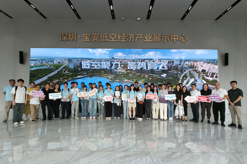 駐深圳聯絡處黎瑞瓊主任（右5）與香港中聯辦深圳聯絡部鄧斌副處長（右4）與學生在展示中心合影