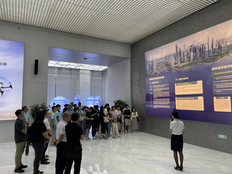 展示中心工作人員向學生介紹深圳低空產業 展示中心工作人員向學生介紹深圳低空產業