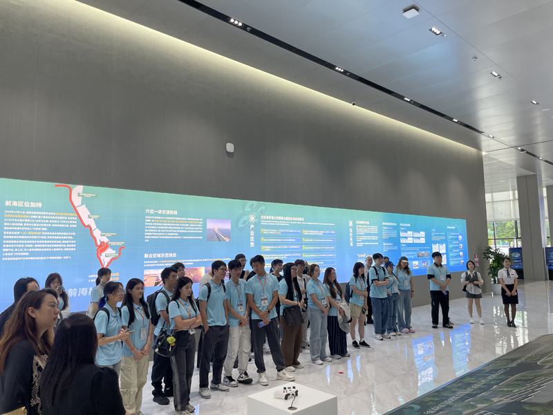 展示中心工作人員向學生介紹深圳低空產業2