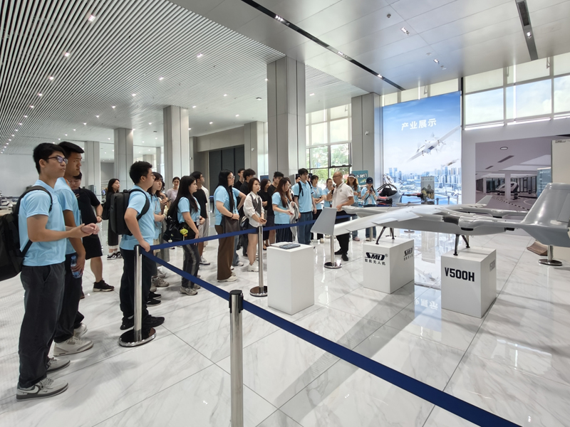 學生們參觀飛行器並聽取講解 學生參觀飛行器並聽取講解