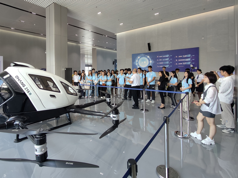 學生參觀飛行器並聽取講解2