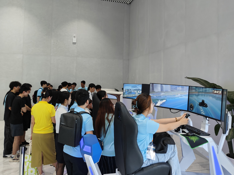 學生們在工作人員指引下模擬駕駛飛行器 學生在工作人員指引下模擬駕駛飛行器