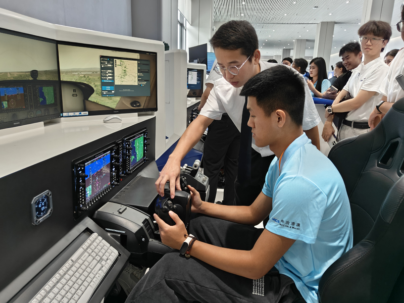 學生在工作人員指引下模擬駕駛飛行器2 學生在工作人員指引下模擬駕駛飛行器2