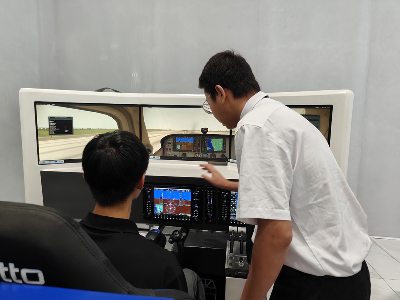 學生在工作人員指引下模擬駕駛飛行器3