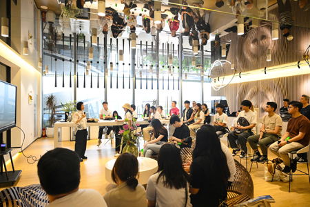 团员们专心聆听1