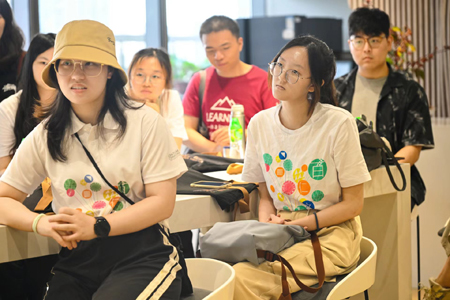 团员们专心聆听3