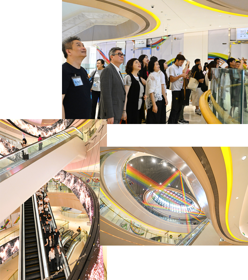 参观别具设计特色的商场,上空的星形图案及环绕而下的丝带LED为客人在乘坐电梯时带来不一样的闪烁视觉感受