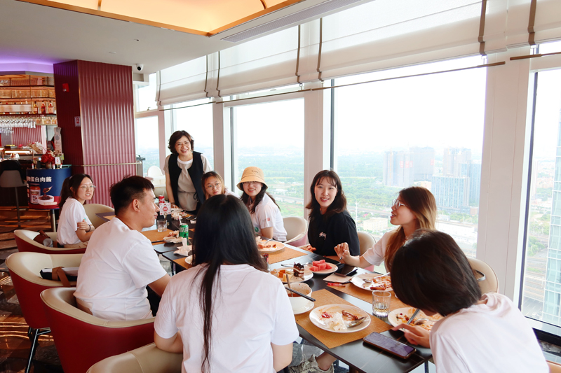 苏紫贤（站立）午餐时与青年交流