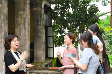 与团员交流、一同参观景区2