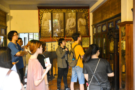 与团员交流、一同参观景区4