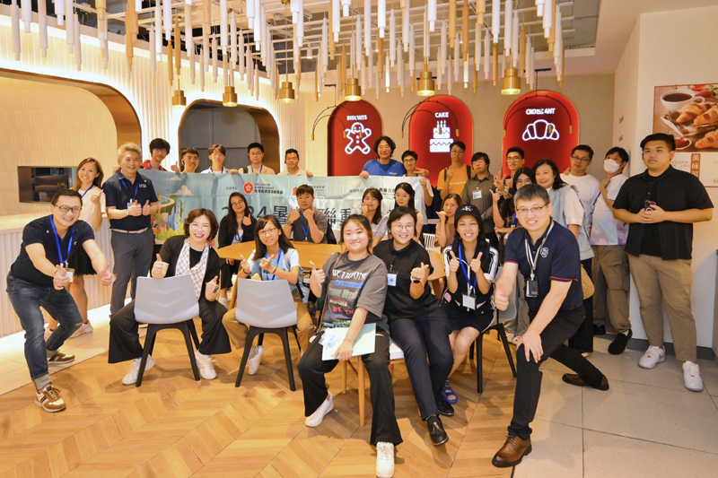 在研发中心的餐厅合照