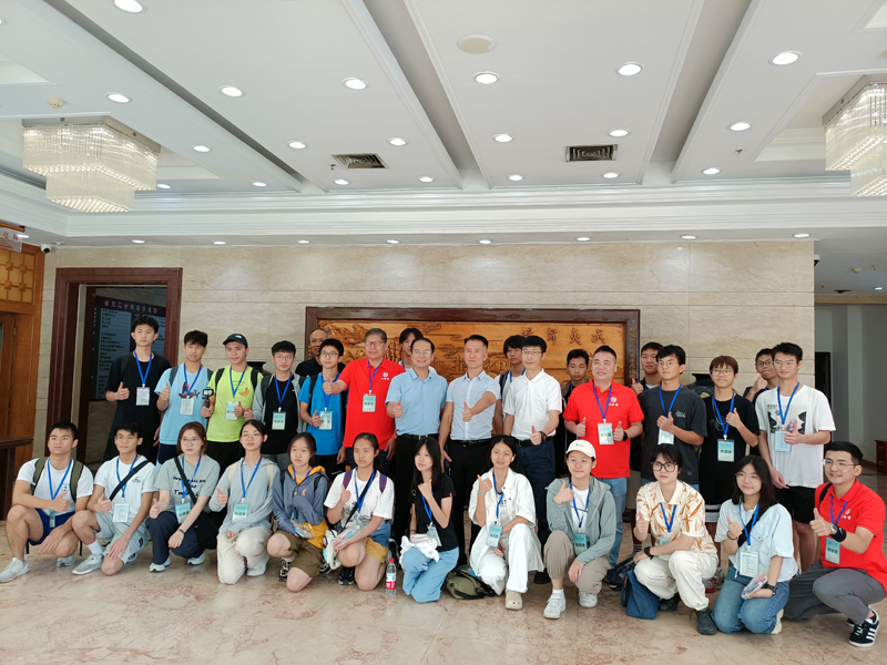 驻福建联络处主任郑震生(第二排右6)和出席嘉宾及参与首届夏令营30位香港藉的高中生及大学生大合照