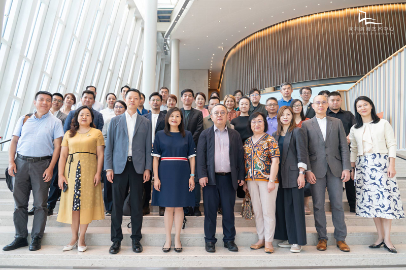 黎瑞琼主任（一排左4）、深圳市文化廣電旅遊體育局副局長丁中元（一排中）、華僑城文化公司黨委副書記及副董事長陳洪江（一排左3）與出席2024「藝述」灣區演出季的演藝團體及場館團體代表合照